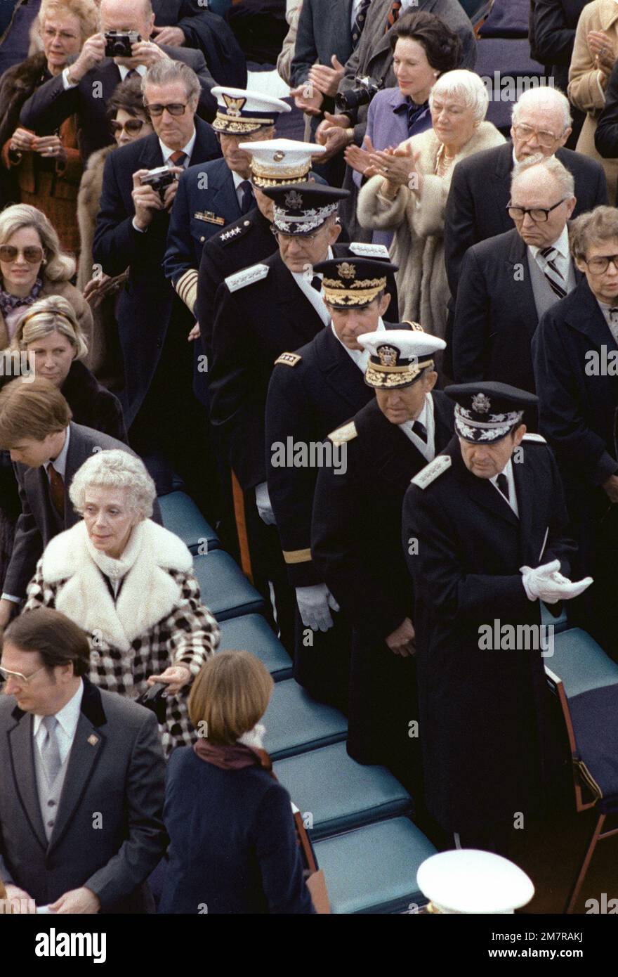 Der Vorsitzende des Stabschefs und die Leiter der fünf Militärdienste stehen neben den Gästen und warten, bis Präsident Ronald W. Reagan am Amtsantritt auf das Podium kommt. Die Militärführer sind, von vorne bis hinten, GENERAL David Jones, USA Air Force, Vorsitzender der Joint Chiefs; ADM Thomas B. Hayward, Chef der Marineeinsätze; GENERAL Edward C. Meyer, USA Generalstabschef der Armee; GENERAL Lew Allen Jr., USA Generalstabschef der Luftwaffe; GENERAL Robert H. Barrow, Kommandant, USA Marinekorps und ADM John B. Hayes, Kommandant, USA Küstenwache. Basis: Bundesstaat Washington: District of Columbia (DC) Co Stockfoto