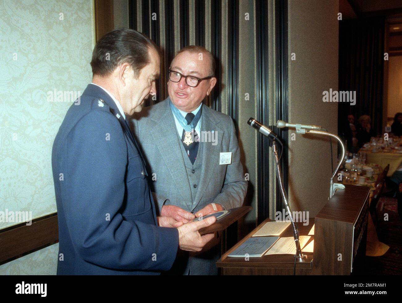 OBERST Charles Davis, USA Die Armee, die im Januar 1943 eine Ehrenmedaille erhielt, überreicht GENERAL David Jones, dem Vorsitzenden der Stabschefs, am Tag der Amtseinführung eine Gedenktafel. Die Plakette wird von der Medal of Honor Society in Anerkennung der herausragenden Arbeit eines Militärs verliehen. Basis: Washington State: District of Columbia (DC) Land: Vereinigte Staaten von Amerika (USA) Stockfoto