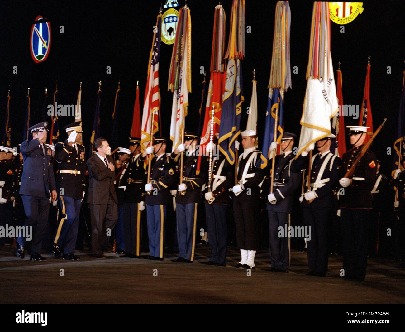 Für Verteidigungsminister Caspar W. Weinberger wurde eine Ehrenprüfung und Begrüßungszeremonie der Streitkräfte abgehalten. Gastgeber der Zeremonie war General David C. Jones, Vorsitzender des STABSCHEFS. Basis: Fort Myer, Arlington Bundesstaat: Virginia (VA) Land: Vereinigte Staaten von Amerika (USA) Stockfoto