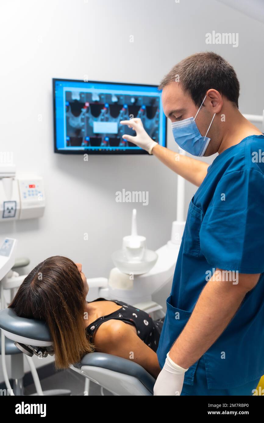Zahnklinik, Ärzte erklären der Patientin, wie ihre Zähne in der Revision stehen Stockfoto