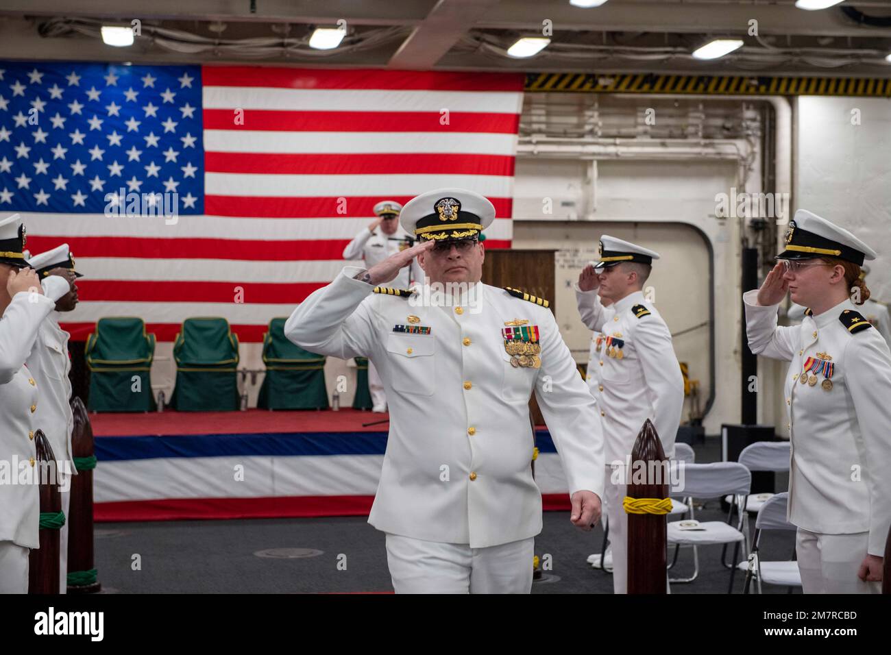 SASEBO, Japan (12. Mai 2022) Kapitän James T. Robinson, Befehlshaber des nach vorn eingesetzten Amphibiendockschiffs USS Green Bay (LPD 20), legt seine Zeremonie zum Befehlswechsel im Fahrzeugladeraum des Schiffes ab. Green Bay, Teil des Amphibiengeschwaders 11, ist im Zuständigkeitsbereich der US-amerikanischen 7.-Flotte tätig, um die Interoperabilität mit Verbündeten und Partnern zu verbessern und als einsatzbereite Eingreiftruppe zur Verteidigung von Frieden und Stabilität in der Region Indo-Pazifik zu dienen. Stockfoto