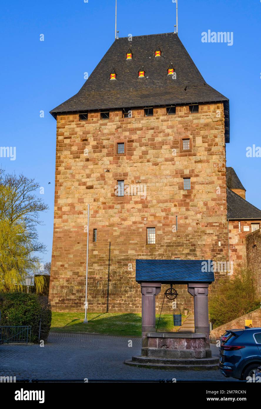 Historischer ehemaliger Wohnturm der Burg Nideggen aus dem 12. Jahrhundert heute das erste Schlossmuseum in Nordrhein-Westfalen, direkt davor Stockfoto