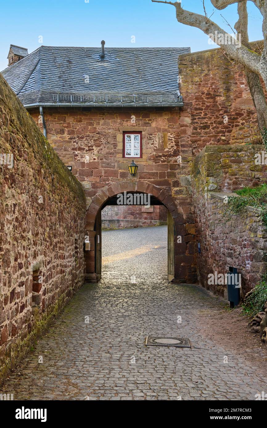 Blick auf das historische untere Schlosstor vom Eingang aus dem 14. Jahrhundert zum Zwinger kleiner Innenhof des Schlosses, Verteidigungsmauer auf der linken Seite, Nideggen, Eifel Stockfoto