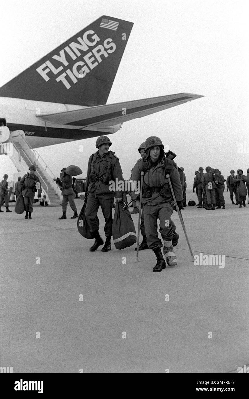 USA Soldaten werden von den Flying Tiger Airlines nach Osan gebracht, um an der Joint Chiefs of STAFF Exercise Team Spirit '81 teilzunehmen. Ein Soldat kommt auf Krücken, um an der Übung teilzunehmen. Betreff Operation/Serie: MANNSCHAFTSGEIST '81 Stützpunkt: Osan Luftwaffenstützpunkt Land: Republik Korea (KOR) Stockfoto