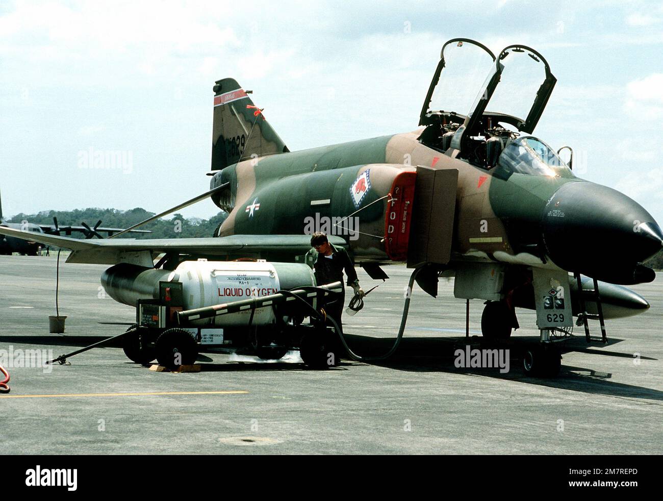 AMN Dale Qualls, 188. Consolidated Aircraft Maintenance Services Squadron (CAMSS), geht seine Checkliste durch, während er sich auf die Wartung eines F-4 Phantom II Flugzeugs mit Flüssigsauerstoff während der Übung Black Hawk IV vorbereitet Einsatzgebiet/Serie: BLACK HAWK IV Basis: Howard Luftwaffenstützpunkt Land: Panama (PAN) Stockfoto