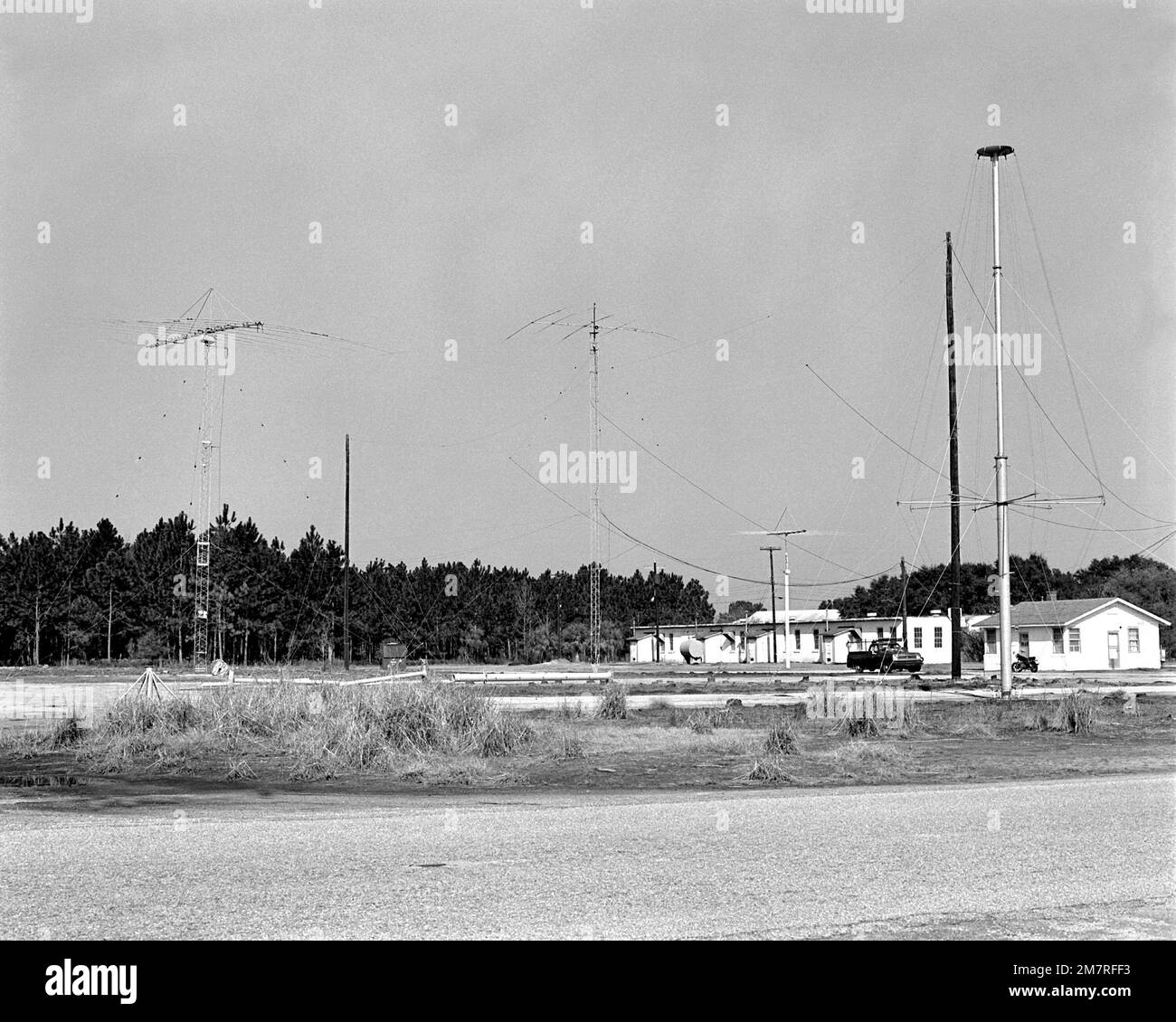 Eine Weitwinkelansicht des Militärfunksystems (MARS) mit den Gebäuden und Antennen, die zur Übertragung von Nachrichten auf der ganzen Welt verwendet werden. Diese Antennen werden als periodisch und THGDXX bezeichnet. Basis: USMC Recruit Depot, Parris Island Bundesstaat: South Carolina (SC) Land: Vereinigte Staaten von Amerika (USA) Stockfoto
