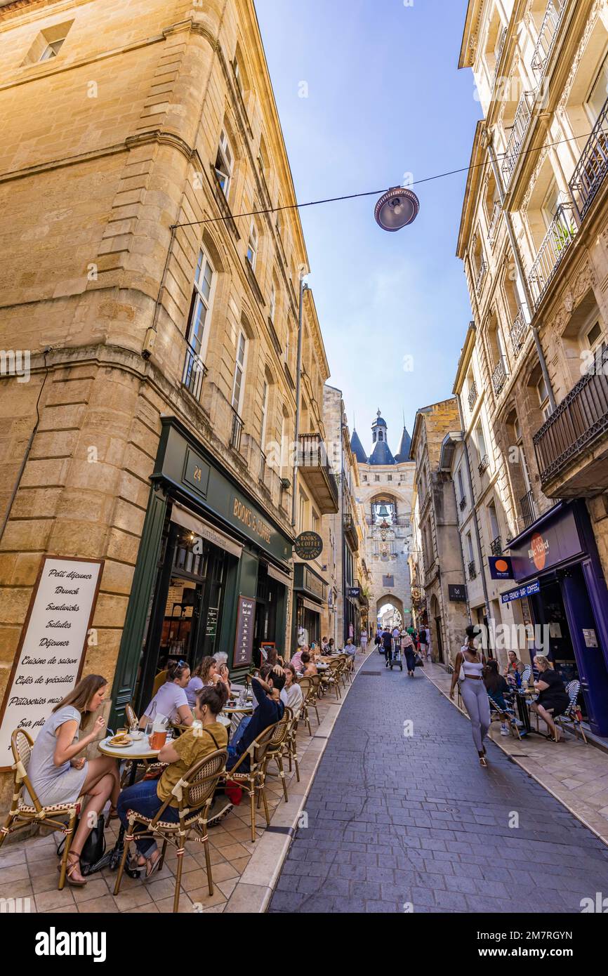 Cafe Restaurant Books & Coffee und Porte de la Grosse Gloche in Rue Saint-James, Grosse Gloche, Chimes, Altstadt, Bordeaux, Neues Aquitanien Stockfoto