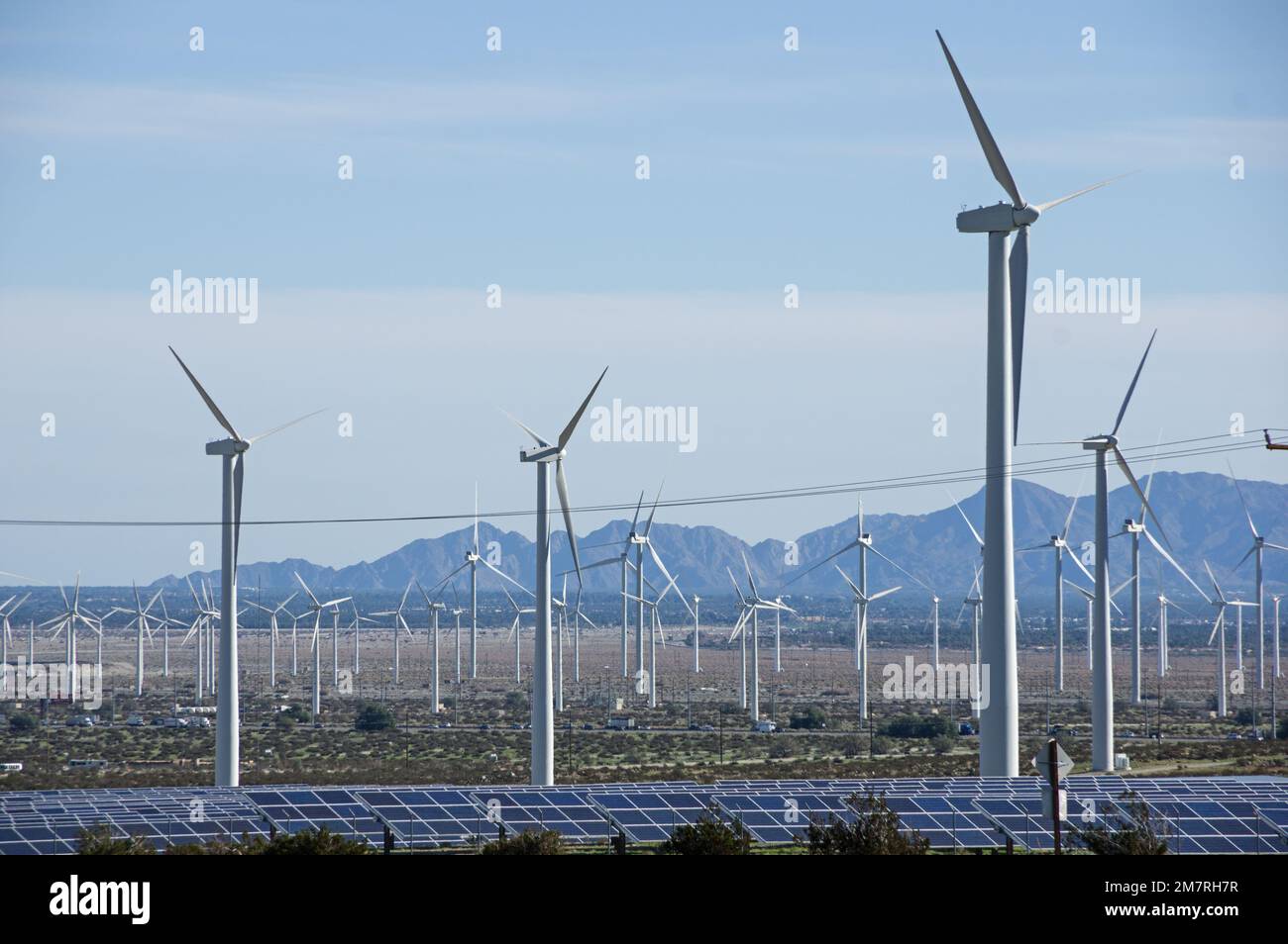 Erneuerbare Windmühlen und Solarpaneele in der kalifornischen Wüste Stockfoto