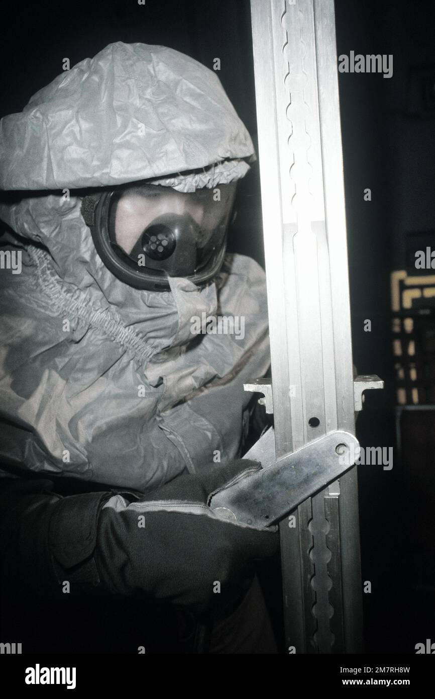 Ein Crewman in Schutzkleidung arbeitet daran, ein C-141-Starlifter-Flugzeug während einer chemischen Kriegsführung in ein Rettungsflugzeug umzubauen. Stützpunkt: Luftwaffenstützpunkt Ramstein Bundesland Rheinland-Pfalz Land: Deutschland / Deutschland (DEU) Stockfoto