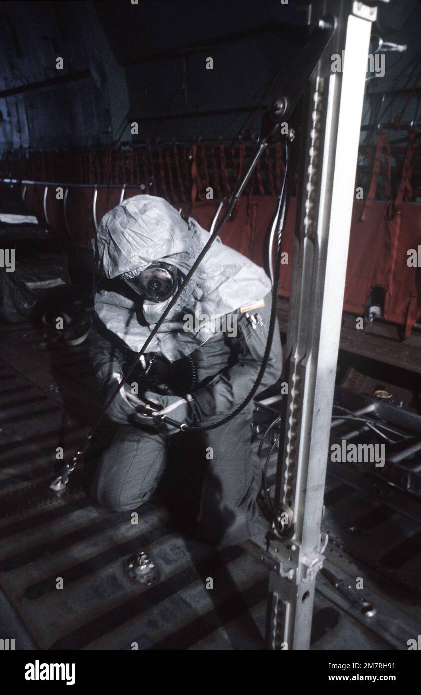 Ein Crewman in Schutzkleidung arbeitet daran, ein C-141-Starlifter-Flugzeug während einer chemischen Kriegsführung in ein Rettungsflugzeug umzubauen. Stützpunkt: Luftwaffenstützpunkt Ramstein Bundesland Rheinland-Pfalz Land: Deutschland / Deutschland (DEU) Stockfoto