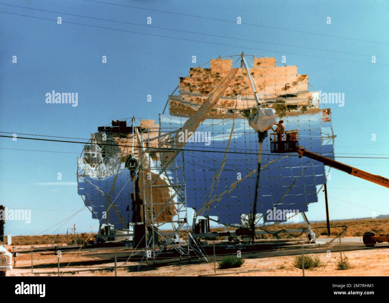 Ein Blick auf zwei experimentelle Parabolschalen mit einer Länge von 11 Metern, die sich am Testbett-Konzentrator befinden und vom Jet Propulsion Laboratory betrieben werden. Jedes Kollektormodul besteht aus vielen quadratischen Reflektoren, die neu angeordnet und umgeleitet werden können, um die optimale Schalenform zu bestimmen. Basis: Pasadena Bundesstaat: Kalifornien (CA) Land: Vereinigte Staaten von Amerika (USA) Stockfoto