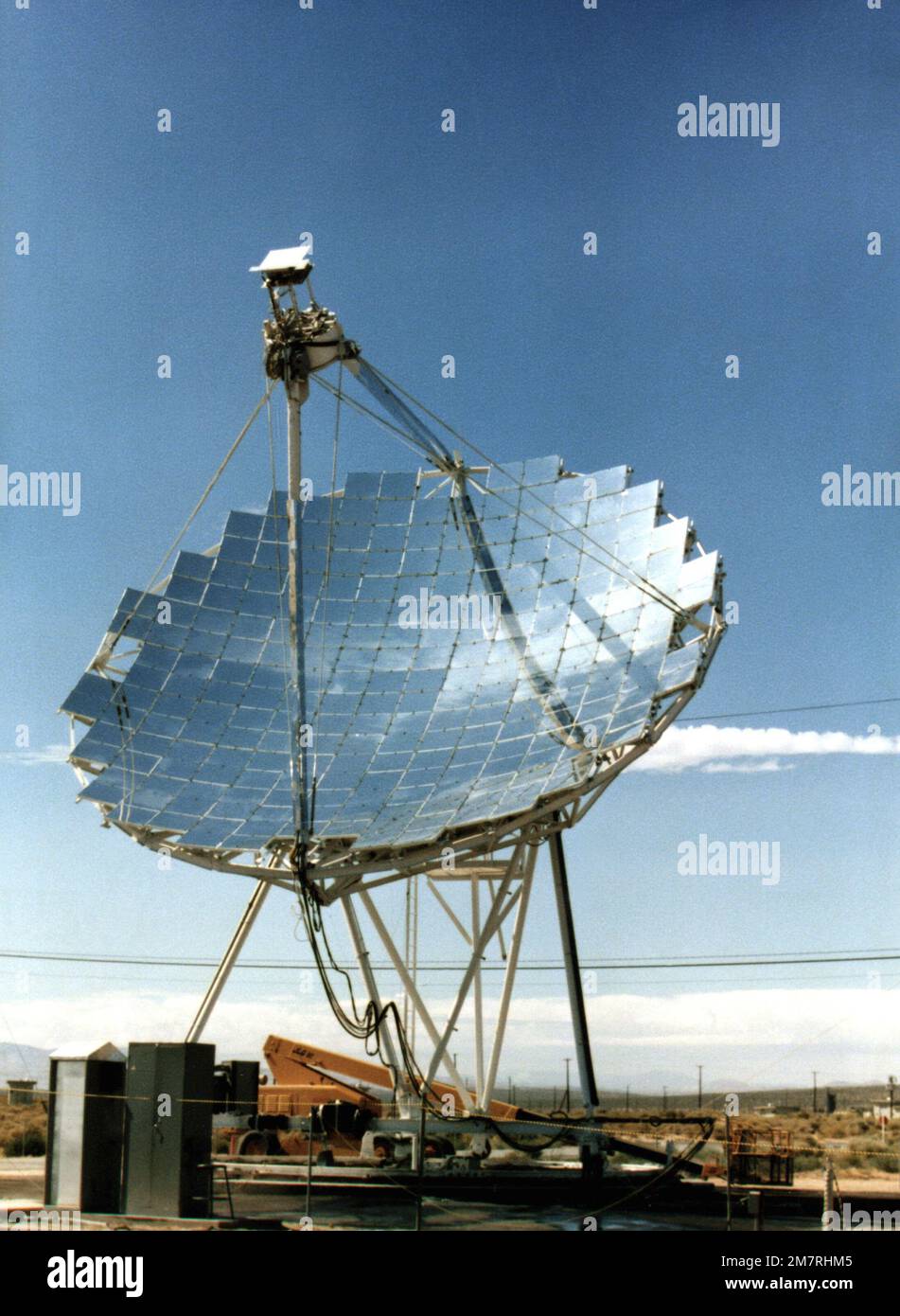 Ein Blick auf eines der experimentellen Parabolschalen-Konzentratormodule, die vom Jet Propulsion Laboratory am Testbett-Konzentratorstandort betrieben werden. Das Modul hat Temperaturen von 1.500 Grad Fahrenheit erreicht. Basis: Pasadena Bundesstaat: Kalifornien (CA) Land: Vereinigte Staaten von Amerika (USA) Stockfoto