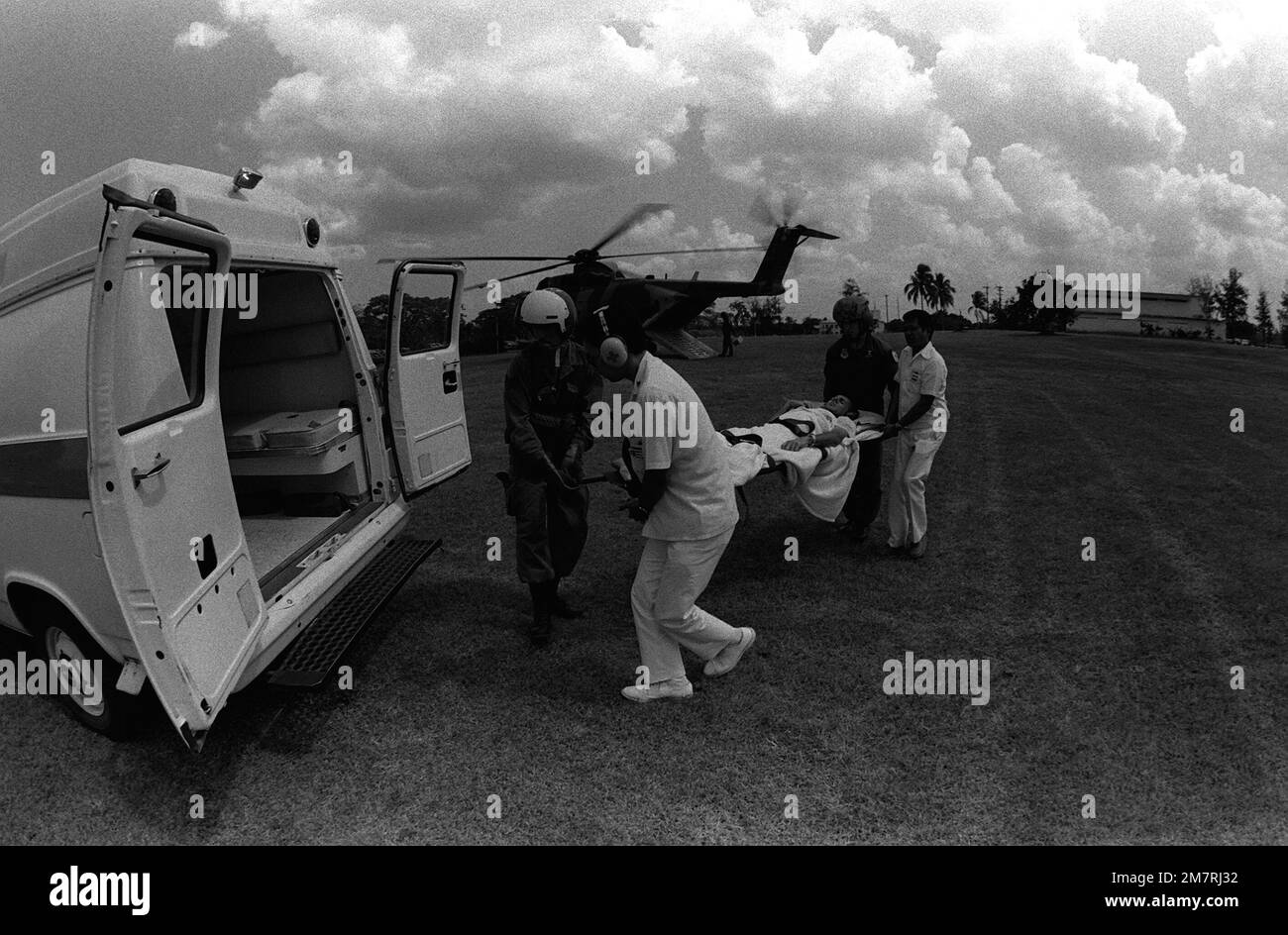 Ein Patient wird von einem HH-3 Jolly Green Giant Helikopter in einen Krankenwagen verlegt, nach einer aeromedizinischen Evakuierung. Stützpunkt: Clark Air Base Staat: Luzon Country: Philippinen (PHL) Stockfoto