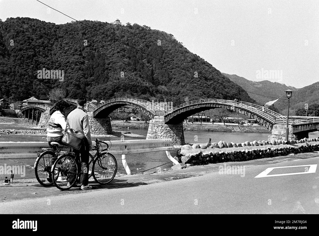 Zwei Marines halten an und schauen sich die Kintai Bridge an, während Sie eine Fahrradtour an einem wunderschönen Tag genießen. Basis: Marine Corps Air Station, Iwakuni Land: Japan (JPN) Stockfoto