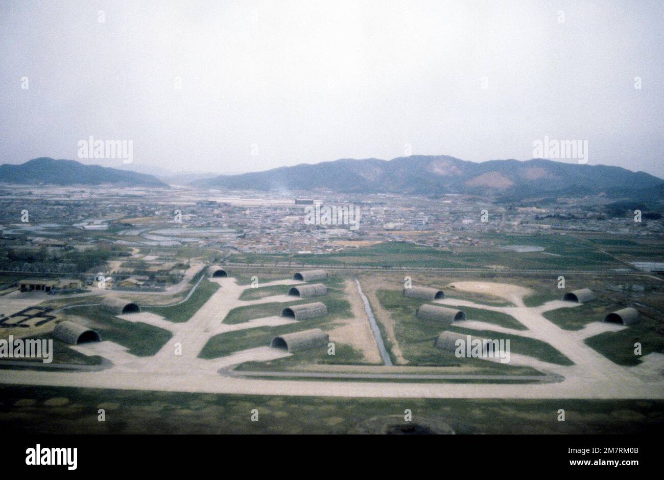 Luftaufnahme von Flugzeugschutzbunkern. Basis: Kwang Ju Air Base Country: Korea Stockfoto