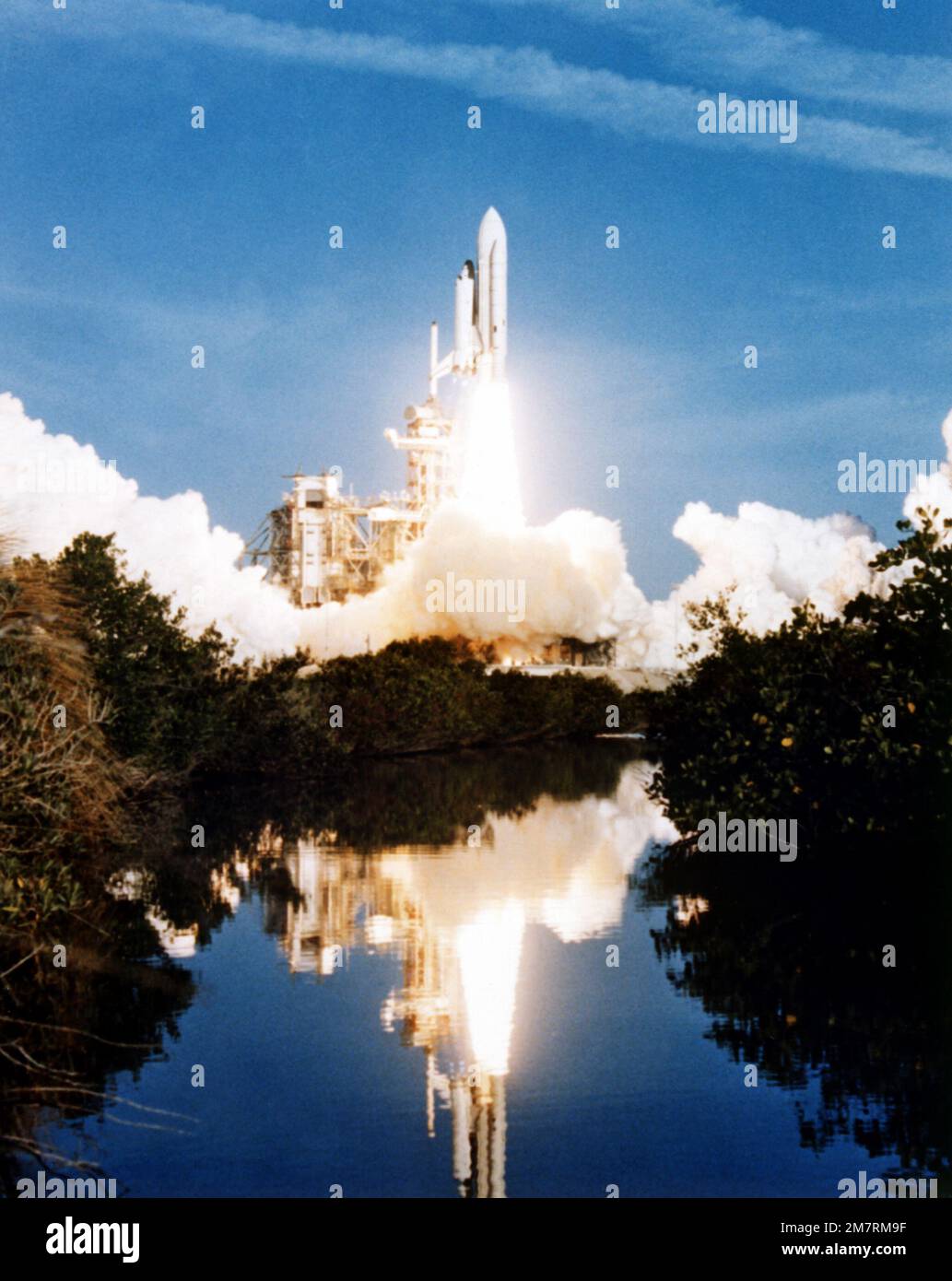 Der Space Shuttle Orbiter Columbia startet für die erste Testmission des Raumtransportsystems. Ein See (im Vordergrund) spiegelt den Orbiter wider. Basis: Kennedy Space Center Bundesstaat: Florida (FL) Land: Vereinigte Staaten von Amerika (USA) Stockfoto