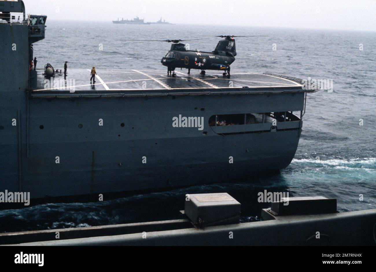 Ein Blick von links auf einen UH-46 Sea Knight Hubschrauber auf dem Cockpit eines Munitionsversorgungsschiffs. Land: Mittelmeer (MED) Stockfoto