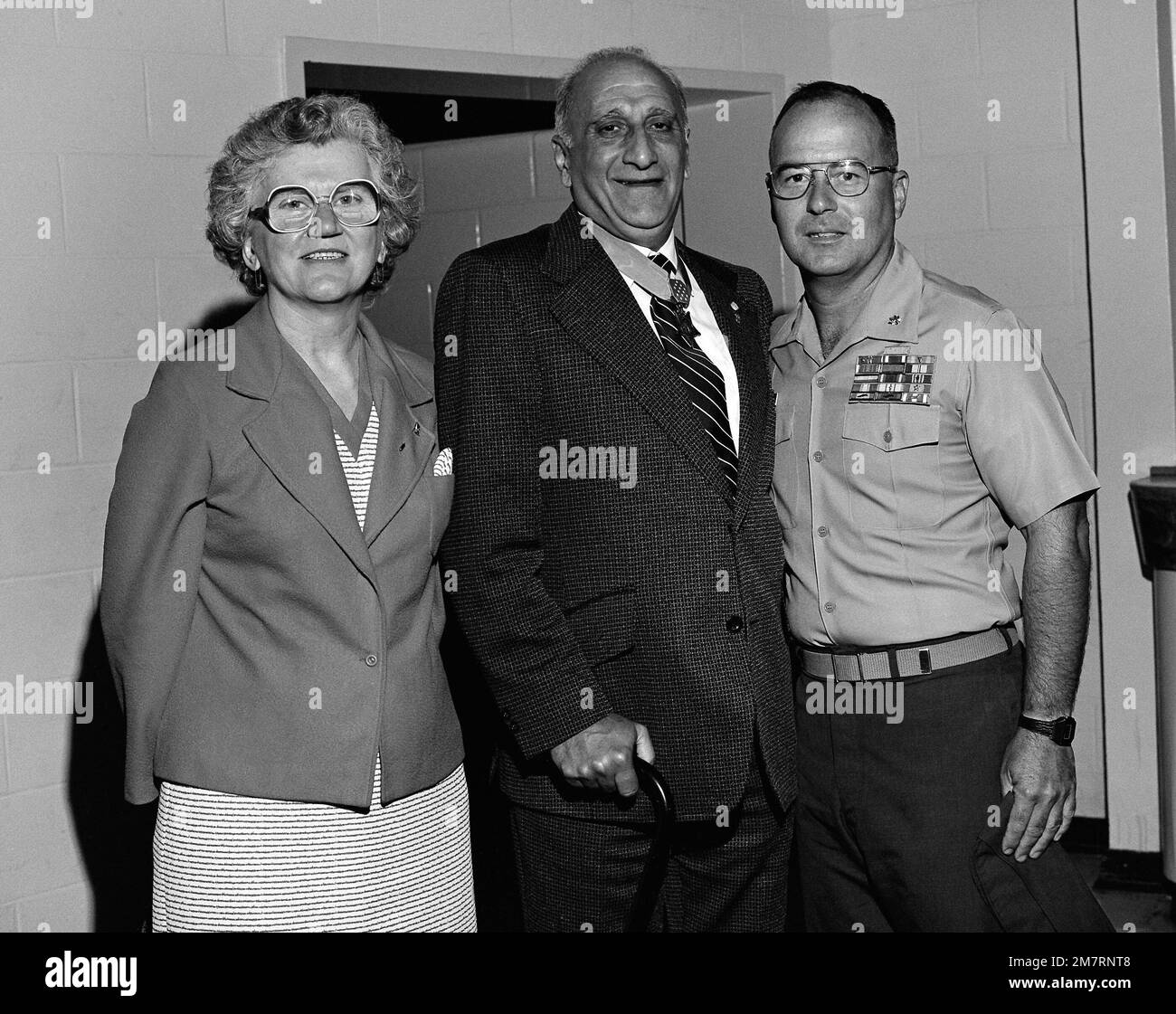Die pensionierte CPL Anthony Cassemento, die mit einer Ehrenmedaille ausgezeichnet wurde, wird bei einem Besuch der Basis mit LTC H. C. Barnum fotografiert. Basis: USMC Recruit Depot, Parris Island Bundesstaat: South Carolina (SC) Land: Vereinigte Staaten von Amerika (USA) Stockfoto