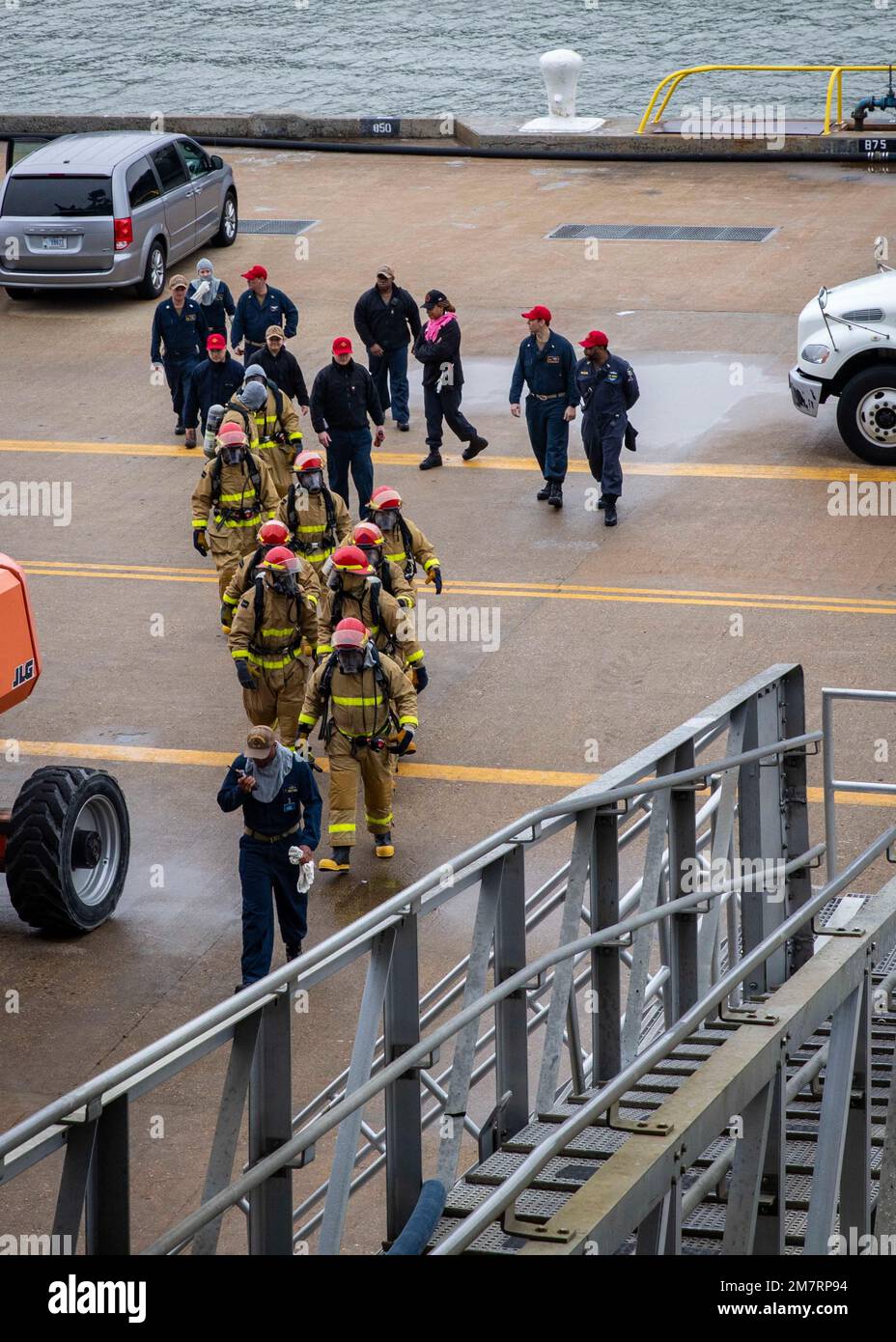 220512-N-UD000-1067 MARINESTÜTZPUNKT NORFOLK (12. Mai 2022) Seeleute, die dem Flugzeugträger USS Gerald R. Ford (CVN 78) zugewiesen sind, reagieren auf einen simulierten Unfall an Bord der USS George H.W. Bush (CVN 77) 12. Mai 2022. USS George H.W. Bush und Gerald R. Ford nahmen an einer Entwicklung mit zwei Flugzeugträgern Teil, die darauf ausgelegt war, die Schadensbegrenzungsmöglichkeiten beider Flugzeugträger aufrechtzuerhalten und zu verbessern. George H.W. Bush bietet der nationalen Kommandobehörde flexible, maßgeschneiderte Kampffähigkeiten als Flaggschiff einer Flugzeugstreikgruppe, die die Stabilität und Sicherheit des Seeverkehrs aufrechterhält, um den Zugang zu gewährleisten und Aggressionen abzuwehren Stockfoto