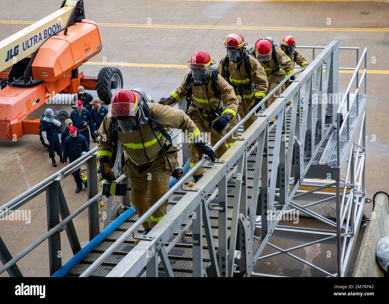 220512-N-UD000-1085 MARINESTÜTZPUNKT NORFOLK (12. Mai 2022) Seeleute, die dem Flugzeugträger USS Gerald R. Ford (CVN 78) zugewiesen sind, reagieren auf einen simulierten Unfall an Bord der USS George H.W. Bush (CVN 77) 12. Mai 2022. USS George H.W. Bush und Gerald R. Ford nahmen an einer Entwicklung mit zwei Flugzeugträgern Teil, die darauf ausgelegt war, die Schadensbegrenzungsmöglichkeiten beider Flugzeugträger aufrechtzuerhalten und zu verbessern. George H.W. Bush bietet der nationalen Kommandobehörde flexible, maßgeschneiderte Kampffähigkeiten als Flaggschiff einer Flugzeugstreikgruppe, die die Stabilität und Sicherheit des Seeverkehrs aufrechterhält, um den Zugang zu gewährleisten und Aggressionen abzuwehren Stockfoto