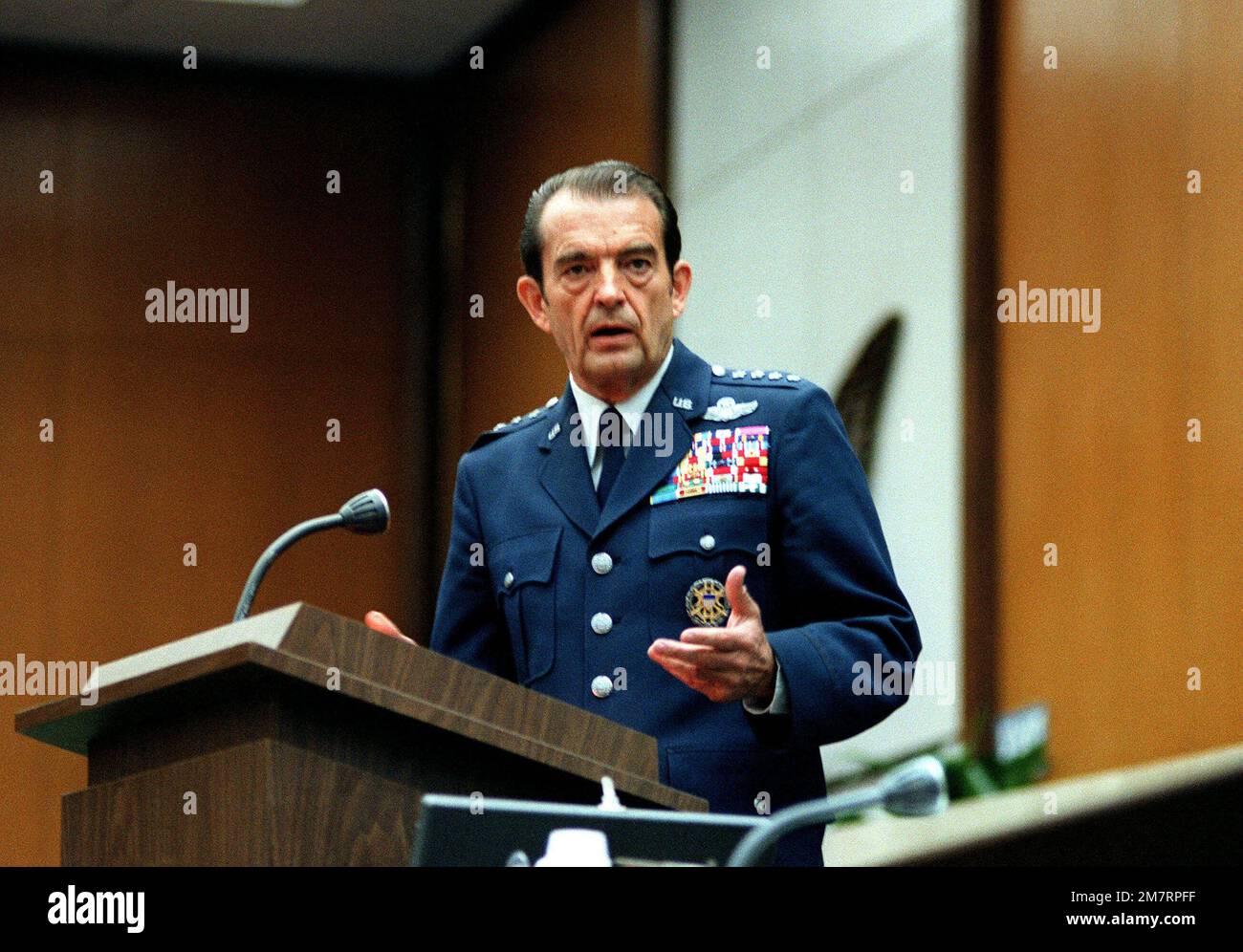 GENERAL David Jones, Vorsitzender des Joint Chiefs of STAFF, spricht während der National Mobility Conference im Außenministerium vor dem Publikum. Basis: Washington State: District of Columbia (DC) Land: Vereinigte Staaten von Amerika (USA) Stockfoto