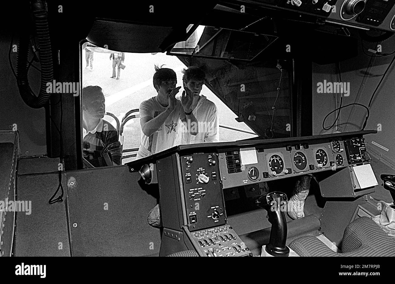 Besucher sehen die Fahrerkabine des Auslegers im Heck eines KC-10 Extender-Flugzeugs während einer statischen Anzeige. Basis: RAF Mildenhall Country: Großbritannien / England (GBR) Stockfoto