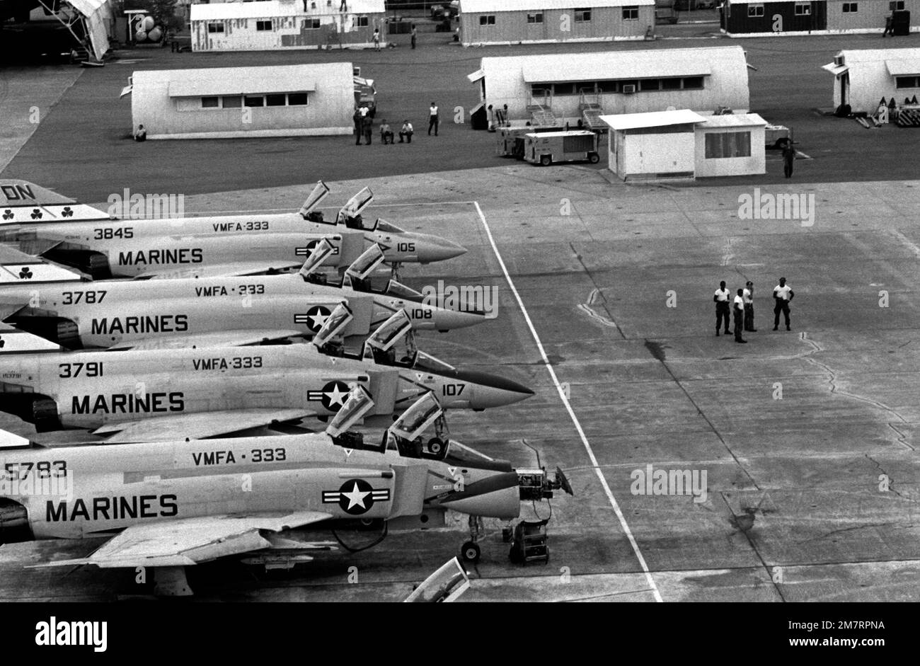 Luftansicht von rechts von vier F-4 Phantom-Flugzeugen aus dem Marine Fighter Attack Squadron 333 (VMFA-333). Basis: Marine Air Station, Cubi Point Staat: Luzon Land: Philippinen (PHL) Stockfoto