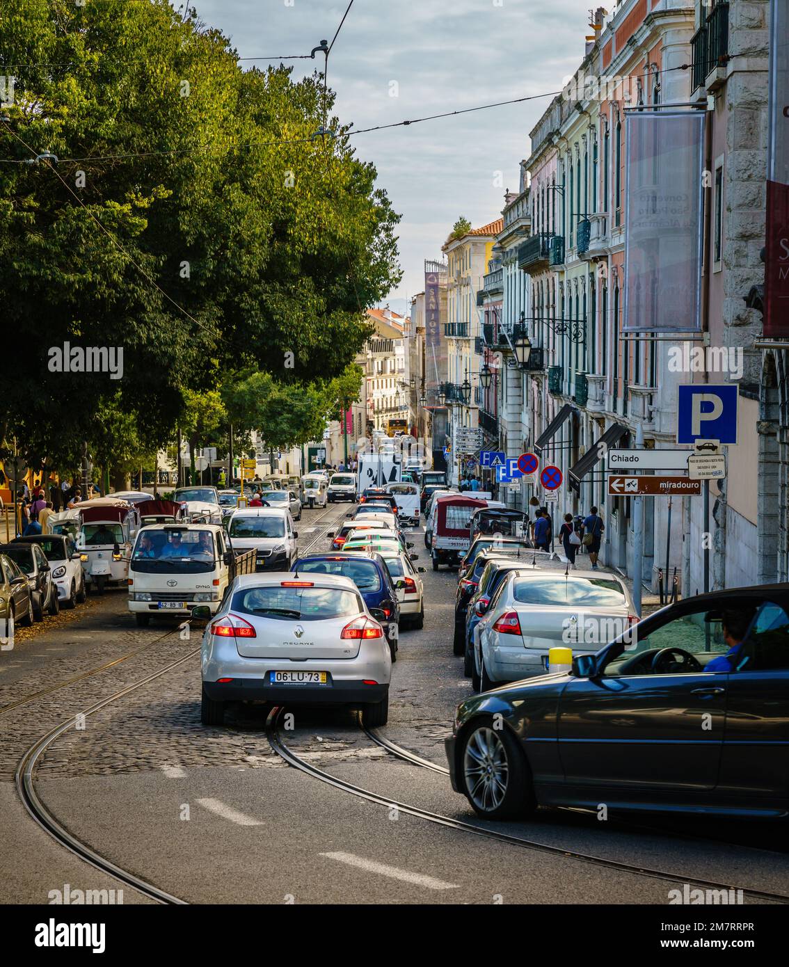 Lissabon, Portugal, 26. Oktober 2016: Abendliche Hauptverkehrszeit in kleinen Straßen des Stadtzentrums von Lissabon Stockfoto