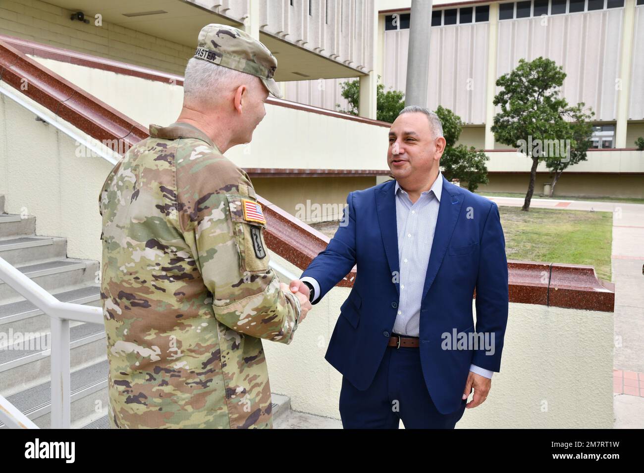 Der ehrenwerte Gilbert Cisneros Jr., der Staatssekretär für Personal und Bereitschaft, wird von den USA begrüßt Army Medical Center of Excellence (MEDCoE) kommandierender General, Generalmajor Dennis LeMaster, zum MEDCoE am 12. Mai, als Teil einer größeren Tour durch JBSA-Fort Sam Houston, Texas, 12.-13. Mai 2022. Stockfoto