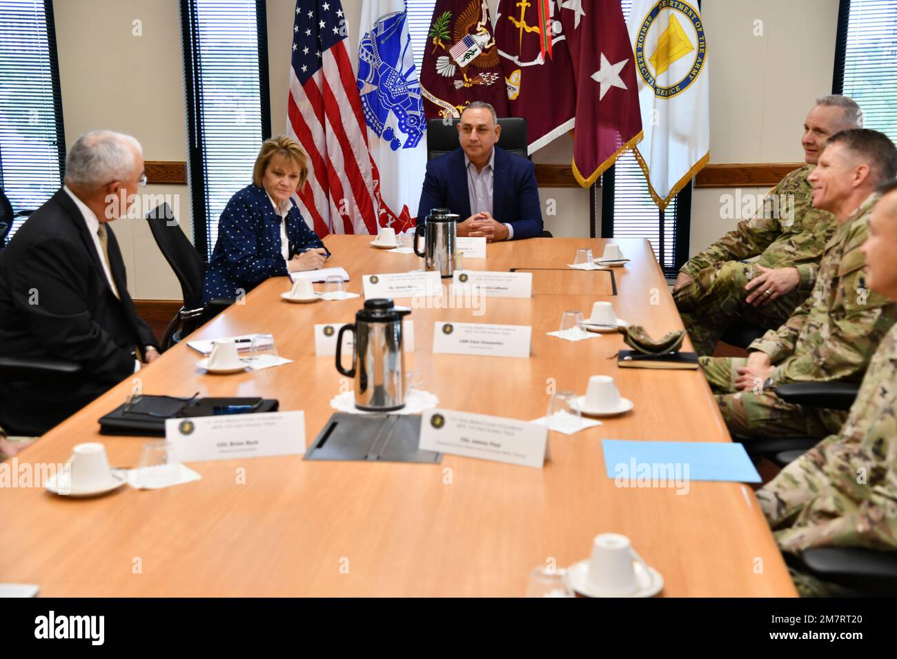Der ehrenwerte Gilbert Cisneros Jr., Unterstaatssekretär für Personal und Bereitschaft, begleitet von Seileen Mullen, stellvertretender Verteidigungsminister für Gesundheitsangelegenheiten, besuchte die USA Army Medical Center of Excellence (MEDCoE), Mai 12, als Teil einer größeren Tour durch JBSA-Fort Sam Houston, 12.-13. Mai 2022. Während seiner Zeit bei MEDCoE nahm Cisneros an einem Telefonat mit der MEDCoE-Kommandogruppe, Major Dennis LeMaster, Kommandosgt. Major Clark Charpentier, J.M. Teil Harmon III und andere führende Persönlichkeiten in der medizinischen aus- und Fortbildungseinrichtung. Cisneros war auch auf der MEDCoE's Criti Stockfoto