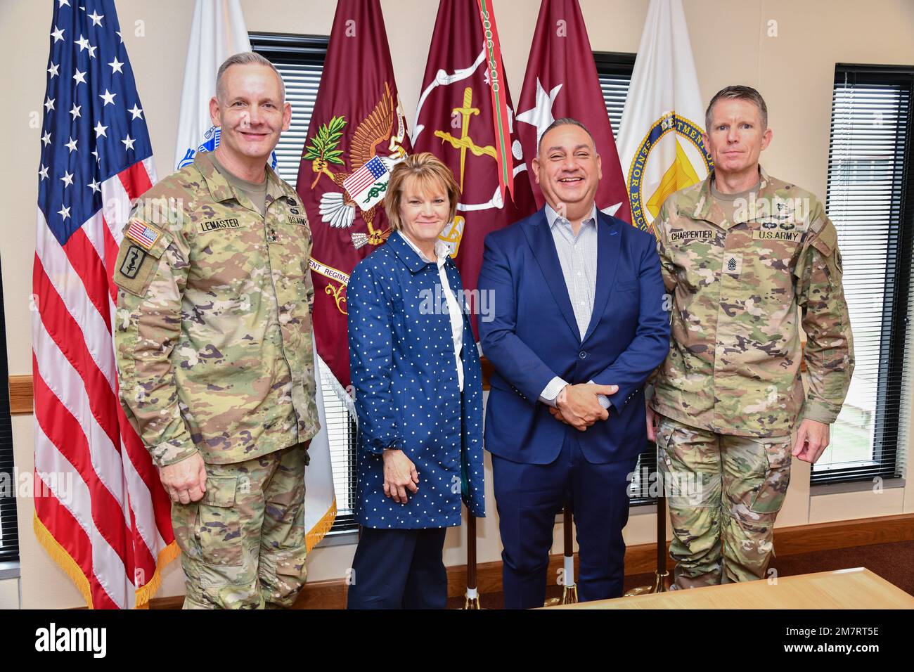 Der ehrenwerte Gilbert Cisneros Jr., Mitte rechts, Unterstaatssekretär für Personal und Bereitschaft, begleitet von Seileen Mullen, Mitte links, stellvertretender Verteidigungsminister für Gesundheitsfragen, mit dem U.S. Army Medical Center of Excellence (MEDCoE), Commanding General, Generalmajor Dennis LeMaster, ganz links, und MEDCoE Command Sergeant Major, Kommandokommissar Major, Generalmajor Clark Charpentier, ganz rechts, während eines Besuchs in Fort BEDE, 12. Mai 2022. Militärmedizin, JBSA, MEDCoE, TRADOC, Stockfoto