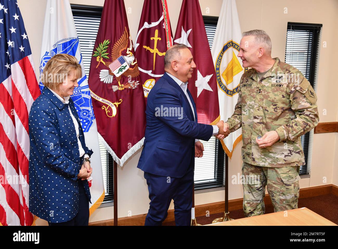 Der ehrenwerte Gilbert Cisneros Jr., Zentrum, Unterstaatssekretär für Personal und Bereitschaft, begleitet von Seileen Mullen, links, stellvertretender Verteidigungsminister für Gesundheitsfragen, beim U.S. Army Medical Center of Excellence (MEDCoE), Commanding General, Generalmajor Dennis LeMaster, während eines Besuchs im MEDCoE, JBSA-Fort Sam Houston, 12. Mai 2022. Militärmedizin, JBSA, MEDCoE, TRADOC, Stockfoto