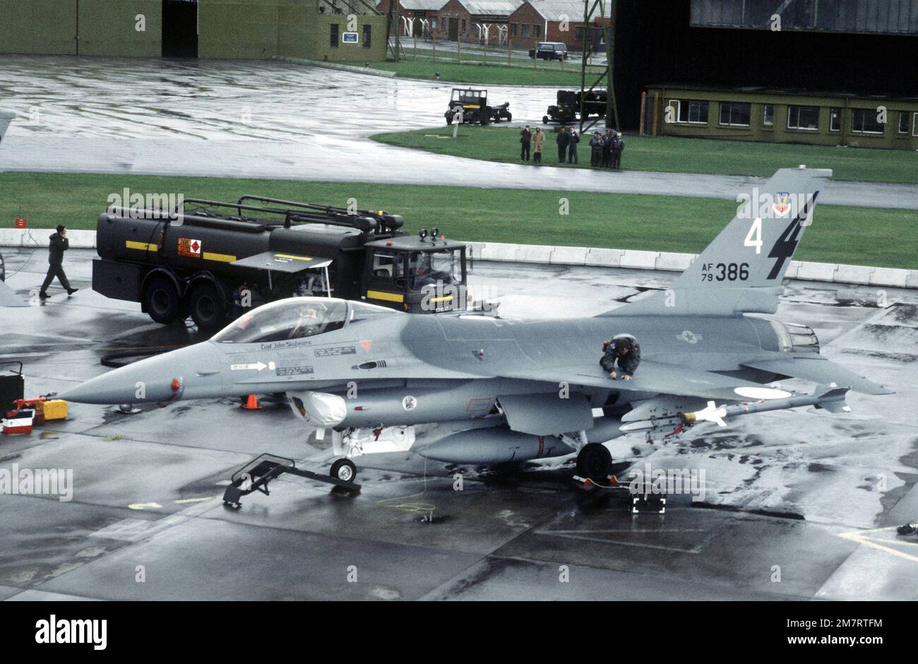 Ein Blick auf die geparkte F-16A, die Falcon-Flugzeuge bekämpft. Das Flugzeug aus dem taktischen Kampfflugflügel 388. ist mit AIM-9 Sidewinder-Raketen bewaffnet. Der taktische Bombenwettbewerb der Streikkommandos findet zwischen den Vereinigten Staaten und der Royal Air Forces statt. Basis: RAF Lossiemouth Country: Schottland (SCT) Stockfoto