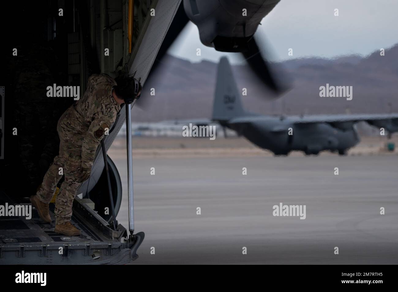 Staff Sgt Tyler Mitchell, 79. Rettungstrupp-Ladermeister, Luftwaffenstützpunkt Davis-Monthan, Arizona, beobachtet Flugzeuge beim vorderen Tankpunkt Training während Black Flag 22-1 auf dem Nellis Luftwaffenstützpunkt, Nevada, 12. Mai 2022. Ein Ziel der Black Flag 22-1 ist es, den Fortschritt des aktuellen TIP-Vorschlags (Tactics Improvement Proposal) und die Anforderungen an Tests und Integration von Waffensystemen zu beschleunigen, um erweiterte Fähigkeiten schneller umzusetzen. Stockfoto