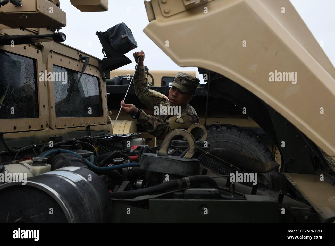 SPC. Steven Romero von der Alaska Army National Guard, 297. Military Police Company, inspiziert einen National Guard Humvee in Vorbereitung auf die Reise nach Manley Hot Springs, Alaska, am 12. Mai 2022, zur Unterstützung von Hochwassersanierungsmaßnahmen. Die Wächter werden auf Verlangen des Notfalleinsatzzentrums des Bundesstaats Alaska bei der Säuberung und Hochwassersanierung behilflich sein. Stockfoto