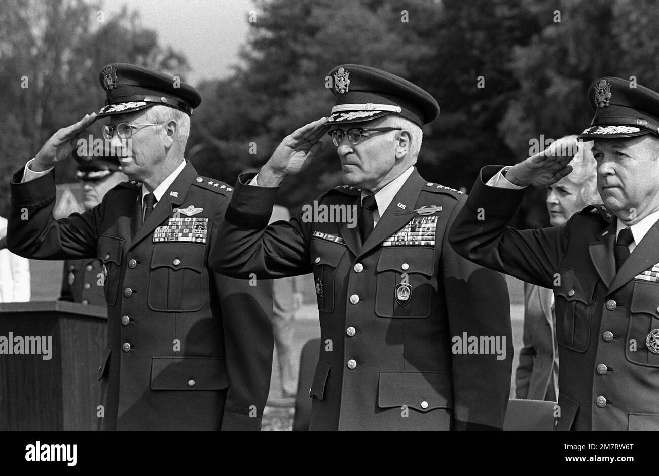 Von links nach rechts: GENERAL James R. Allen, GEN Bernard Rogers und GEN W. Y. Smith salutiert die Farben während der Kommandozeremonien. GENERAL Smith übernimmt die Aufgaben als stellvertretender Oberbefehlshaber der USA Europäisches Kommando, Ablösung VON GEN Allen. Basis: Stuttgart Land: Deutschland / Deutschland (DEU) Stockfoto