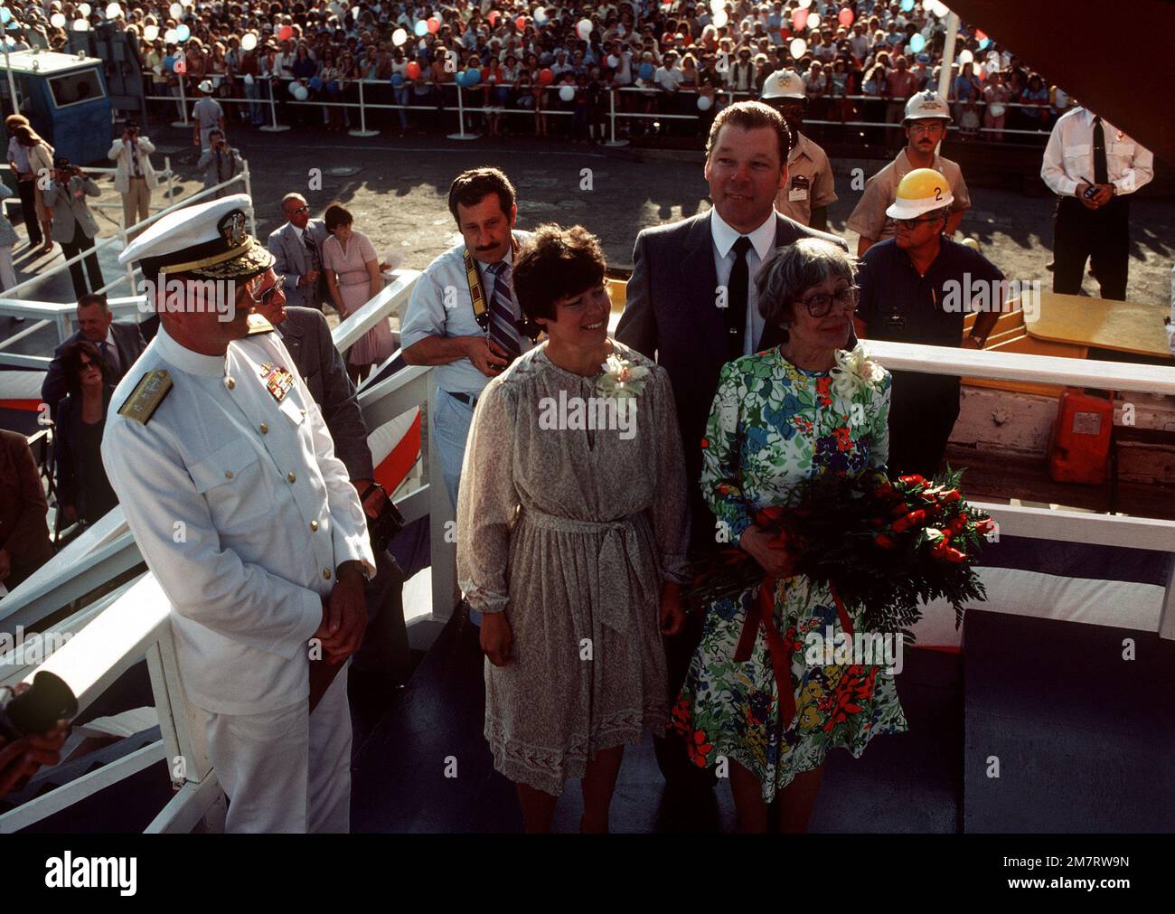 Sponsor von Frau William C. Abhau (rechts) mit ihrer Tochter Miss Elliot Abhau, die dabei assistiert, bereitet sich auf die taufe der USS REID (FFG-30) während der Startzeremonien vor. Mrs. Abhau ist die Ur-Ur-Enkelin von Sailing Master Chester Reid, nach der diese geführte Raketenfregatte benannt ist bei der Todd Pacific Shipyards Corp., Los Angeles Div Basis: San Pedro Staat: Kalifornien (CA) Land: Vereinigte Staaten von Amerika (USA) Stockfoto