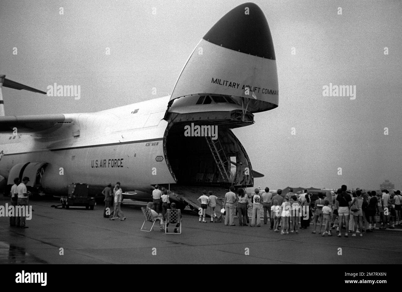 Während der 1981 Air Fair hatten viele Menschen die Möglichkeit, die C-5A Galaxy zu besichtigen. Basis: Luftwaffenstützpunkt Wright-Patterson Bundesstaat: Ohio (OH) Land: Vereinigte Staaten von Amerika (USA) Stockfoto