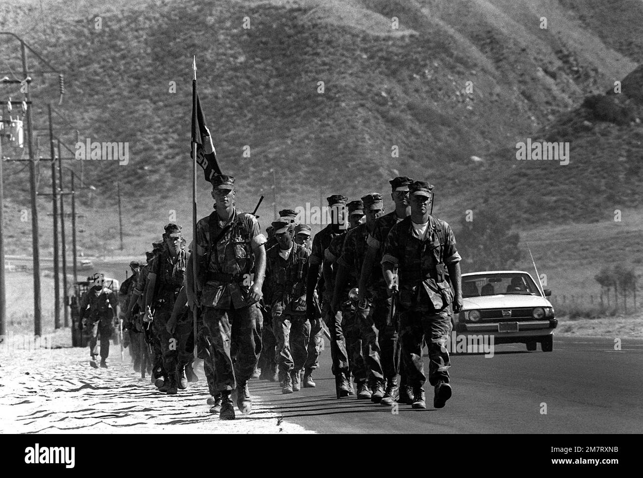 130 Marines von Kampfdienst-Support-Einheit -17 marschieren 120 Meilen von 29 Palms nach Camp Pendleton. Basis: Banning State: California (CA) Land: Vereinigte Staaten von Amerika (USA) Stockfoto