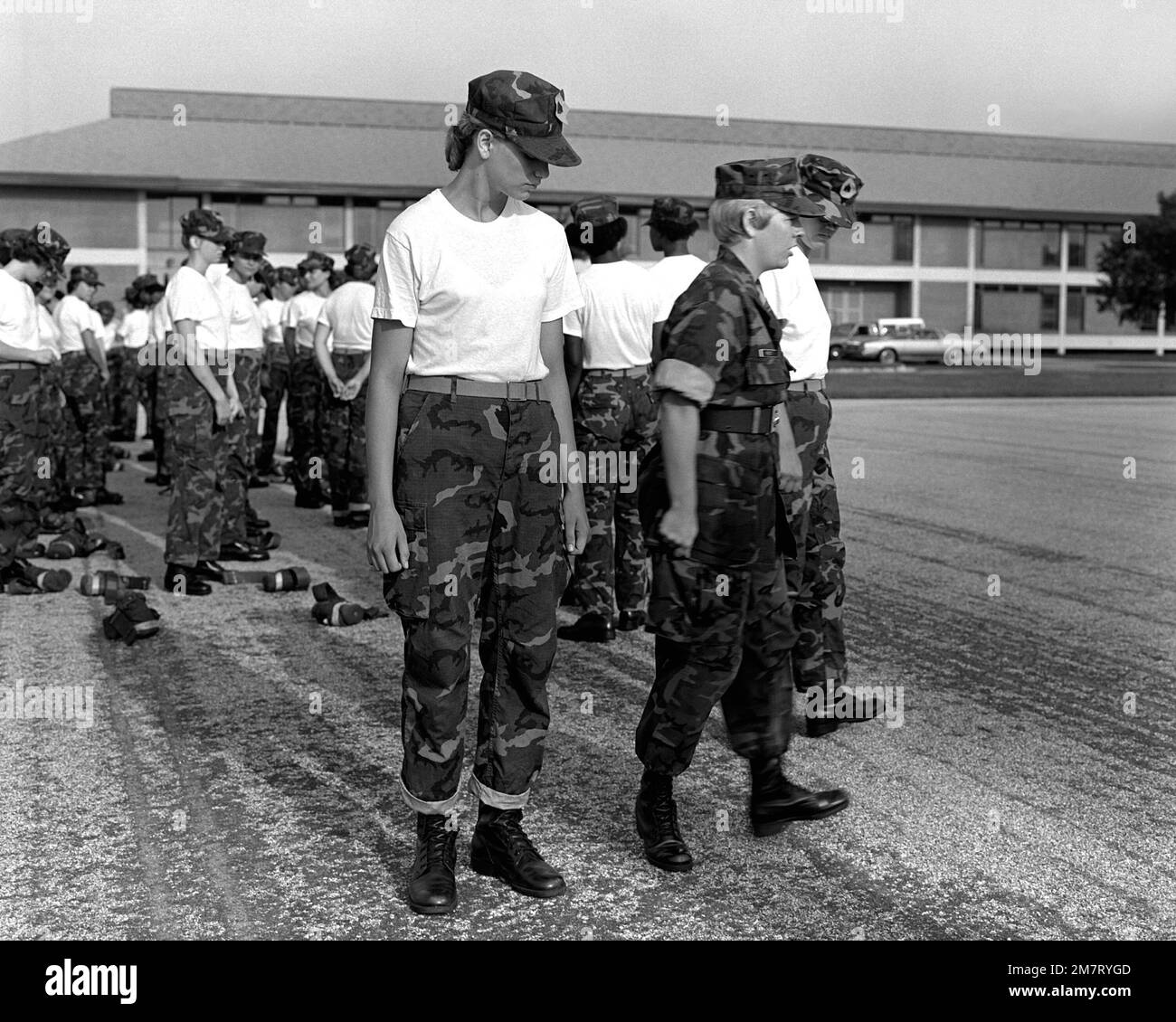 Einer Rekrutin der Serie 11a, Kompanie L, wird gezeigt, wie man die Kolonne nach links bewegt, während der Trainingsperiode des Platoons im Rekrutierungsdepot des Marine Corps. Basis: USMC Recruit Depot, Parris Island Bundesstaat: South Carolina (SC) Land: Vereinigte Staaten von Amerika (USA) Stockfoto