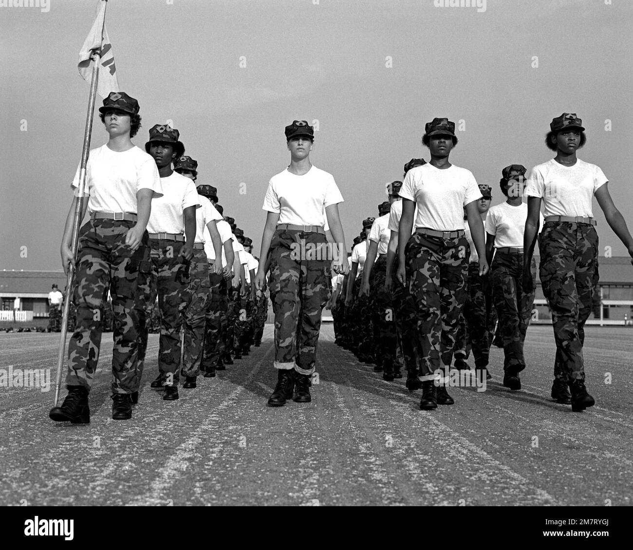 Eine Rekrutiererin aus der Serie 11a, Kompanie L, führt während einer geplanten Trainingsperiode im Marine Corps Recruit Depot enge Übungen durch. Basis: USMC Recruit Depot, Parris Island Bundesstaat: South Carolina (SC) Land: Vereinigte Staaten von Amerika (USA) Stockfoto