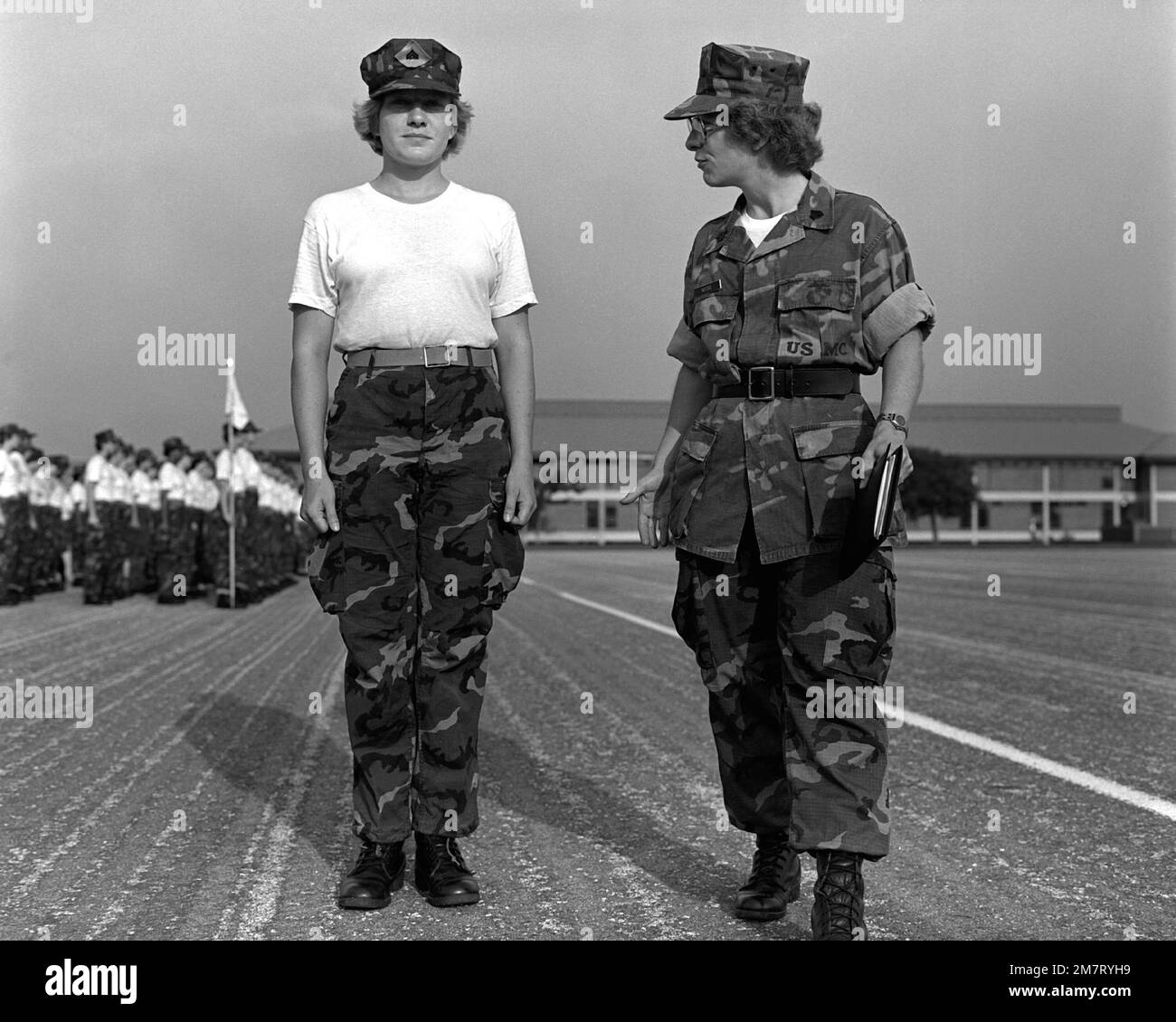 SGT. Moore, leitender Bohrlehrer, unterrichtet PVT. Fenstermaker der Serie 11a, Firma L, die richtige Technik zur Ausführung einer Planbewegung. Basis: USMC Recruit Depot, Parris Island Bundesstaat: South Carolina (SC) Land: Vereinigte Staaten von Amerika (USA) Stockfoto