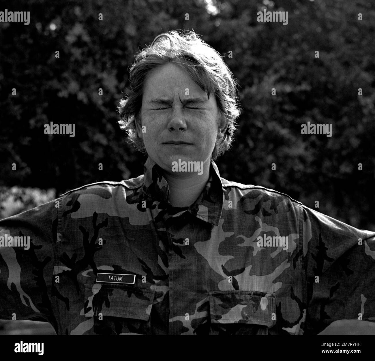 PVT T. J. Tatum aus Serie 9 verlässt die Tränengas-Trainingskammer im Marine Corps Rekrutierungslager. Tränengas ausgesetzt zu sein, ist Teil der Feldausbildung des Marine Corps. Basis: USMC Recruit Depot, Parris Island Bundesstaat: South Carolina (SC) Land: Vereinigte Staaten von Amerika (USA) Stockfoto