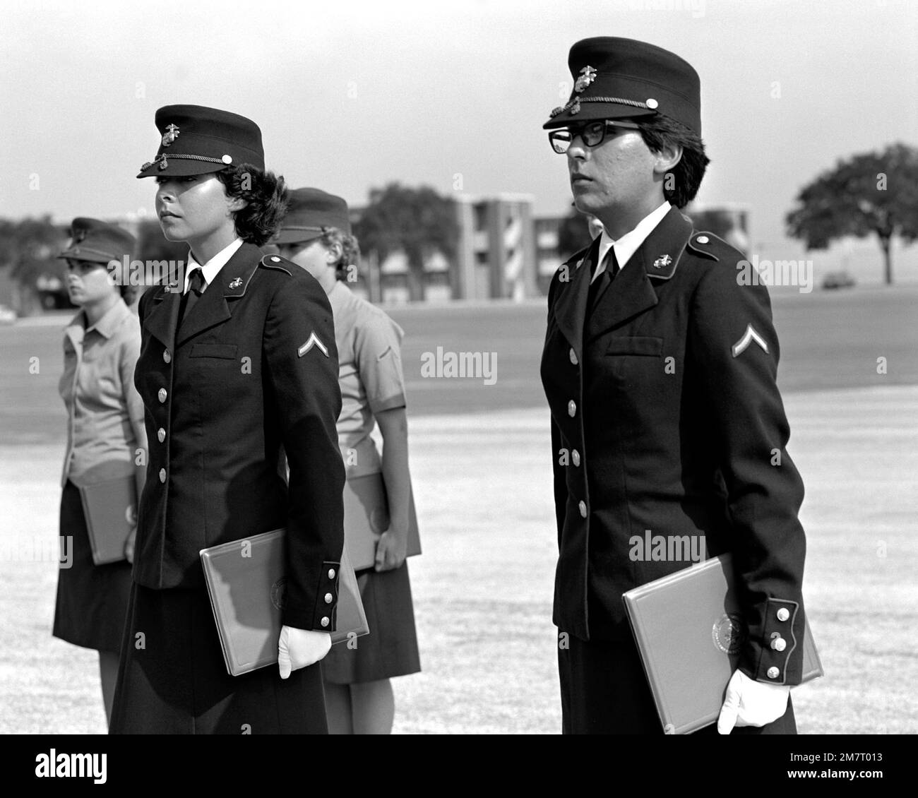 PFC A .L. Hernandez, Left und PFC T. D. Stinemetz sind die ehrenvollen Absolventen ihrer Serie 8. Jede trägt die blaue Uniform und den Rang der privaten ersten Klasse, Geschenke für Ehrenabsolventen. Basis: USMC Recruit Depot, Parris Island Bundesstaat: South Carolina (SC) Land: Vereinigte Staaten von Amerika (USA) Stockfoto