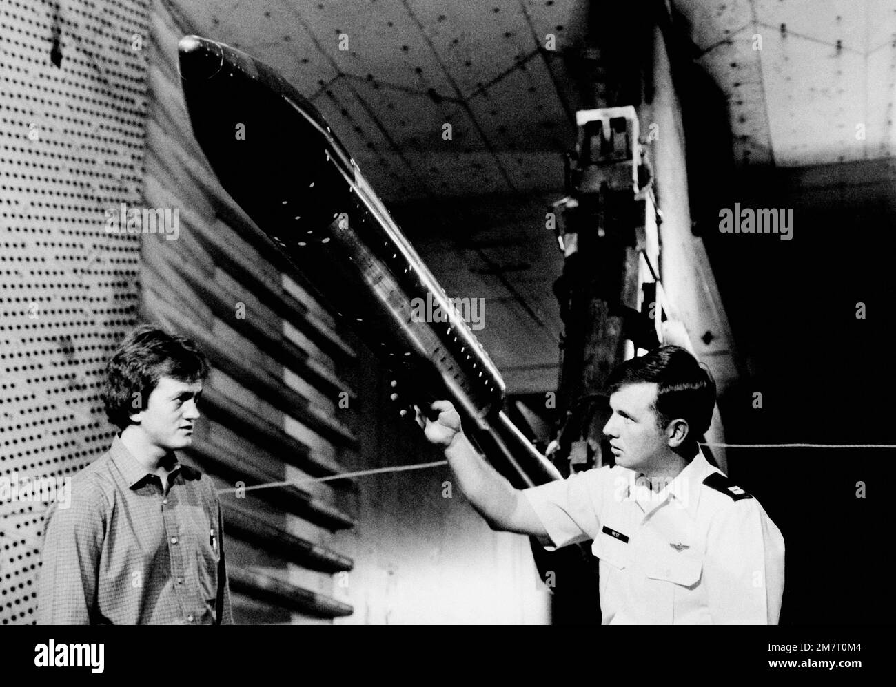 CPT Walter West, Air Force Test Director, Right, und Terry Reggie Riddle, ein Testingenieur, untersuchen während der Tests im Arnold Engineering and Development Center ein 8,25 Prozent skaliertes Modell der mobilen e MX-Rakete im 16 Fuß langen transonischen Windkanal. Basis: Luftwaffenstützpunkt Arnold Bundesstaat: Tennessee (TN) Land: Vereinigte Staaten von Amerika (USA) Stockfoto