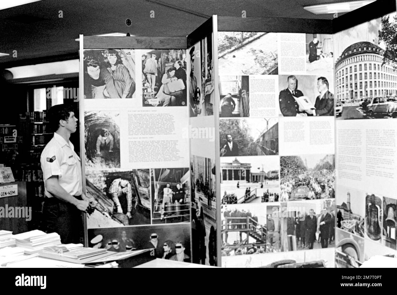 SRA Mark Brandt sieht sich eine Fotoausstellung in der Bibliothek am Tempelhof Central Airport an. Die Ausstellung ist Teil der Veranstaltungen zum 20. Jahrestag des Baus der Berliner Mauer. Basis: Berlin Land: Deutschland / Deutschland (DEU) Stockfoto