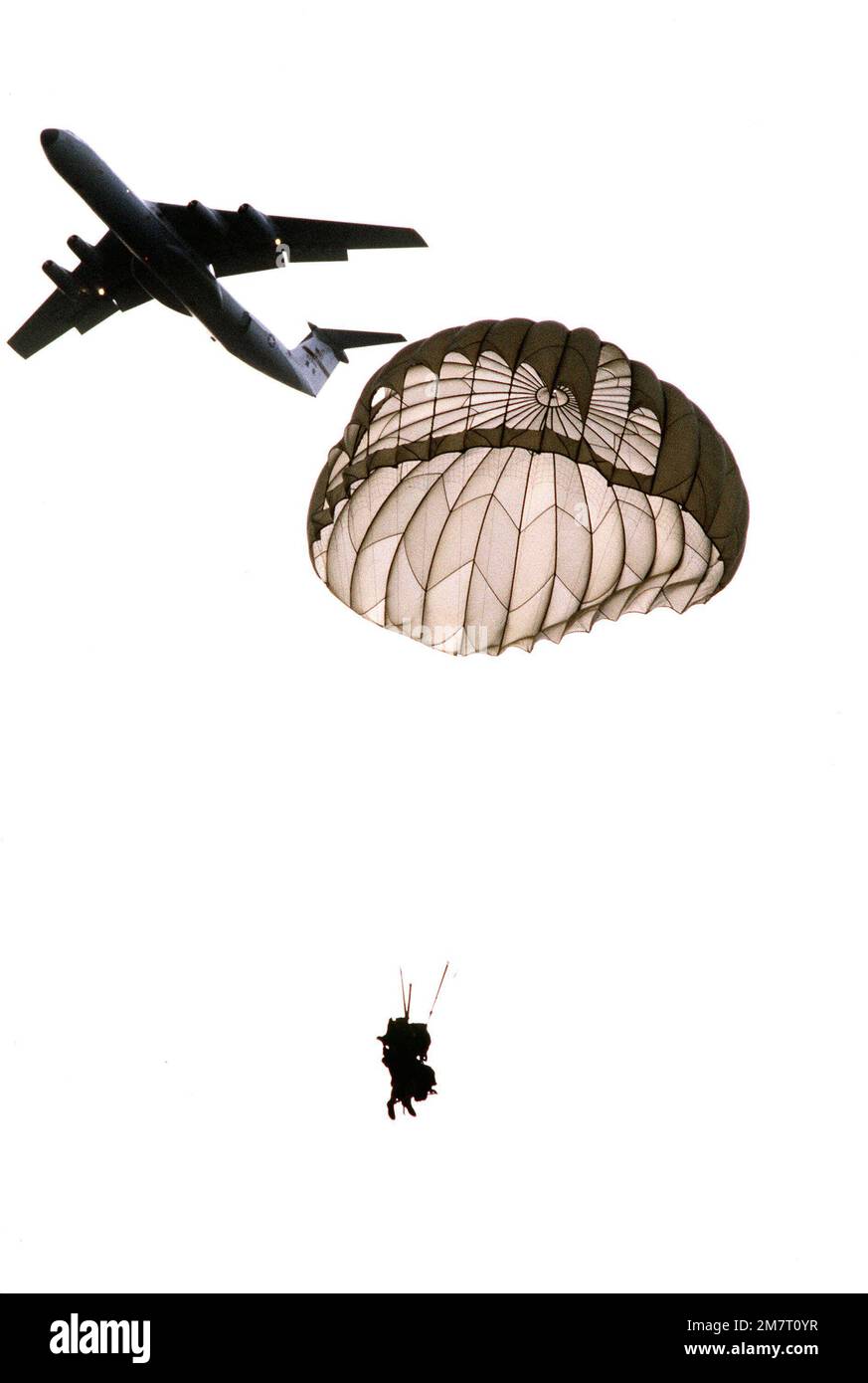 Ein Fallschirmspringer beginnt seinen Sinkflug, nachdem er aus einem C-141 Starlifter-Flugzeug geworfen wurde, während die Übung Ocean Venture '81 beginnt. Betreff Betrieb/Serie: OCEAN VENTURE '81 Basis: NAS, Roosevelt Roads Bundesstaat: Puerto Rico (PR) Land: Vereinigte Staaten von Amerika (USA) Stockfoto