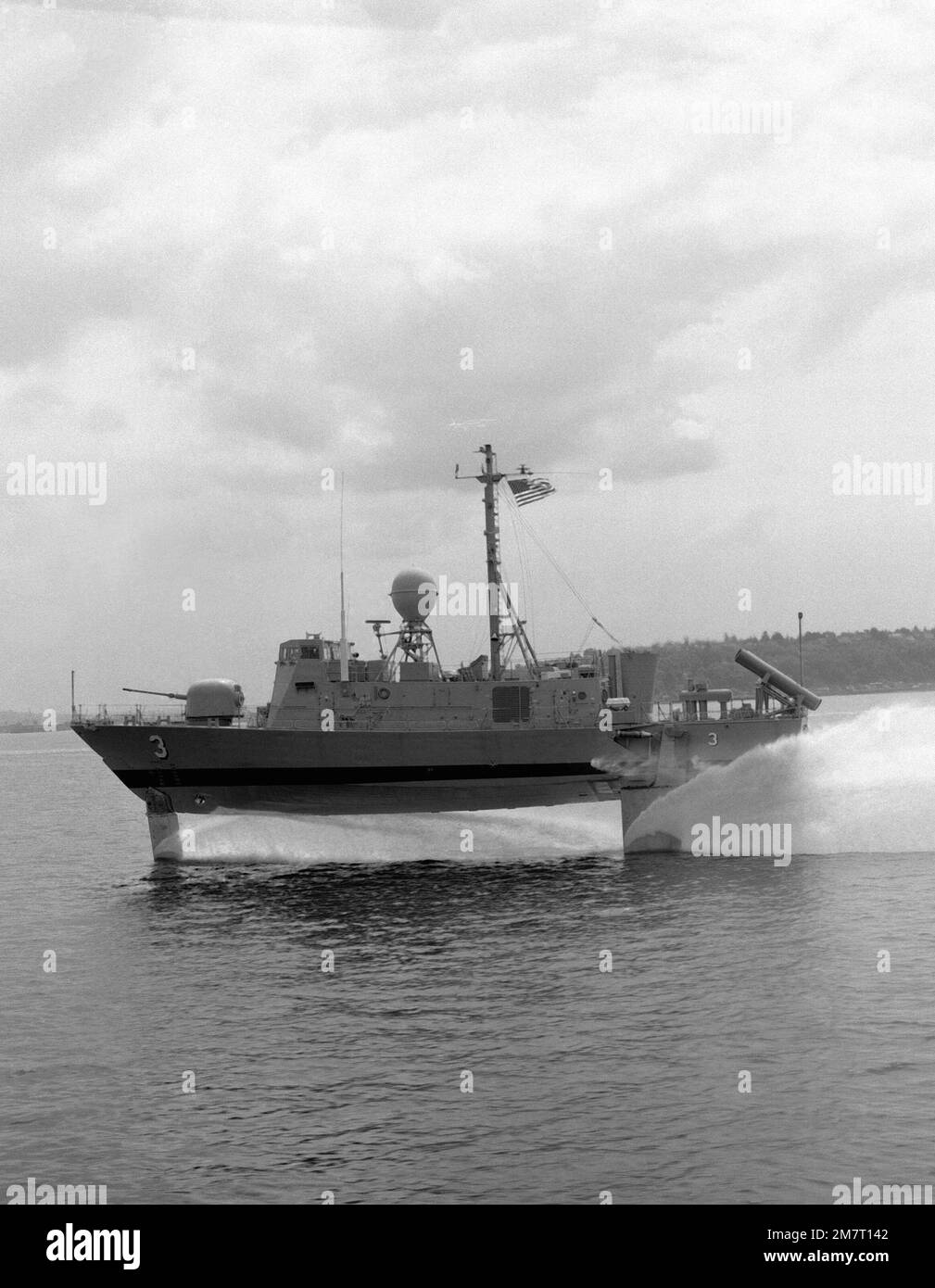 Ein Backbachblick auf das Patrouillenflugkörperschiff TAURUS (PHM-3), das während der Schnelltests vor der Lieferung im Einsatz ist. Basis: Elliott Bay Bundesstaat: Washington (WA) Land: Vereinigte Staaten von Amerika (USA) Stockfoto