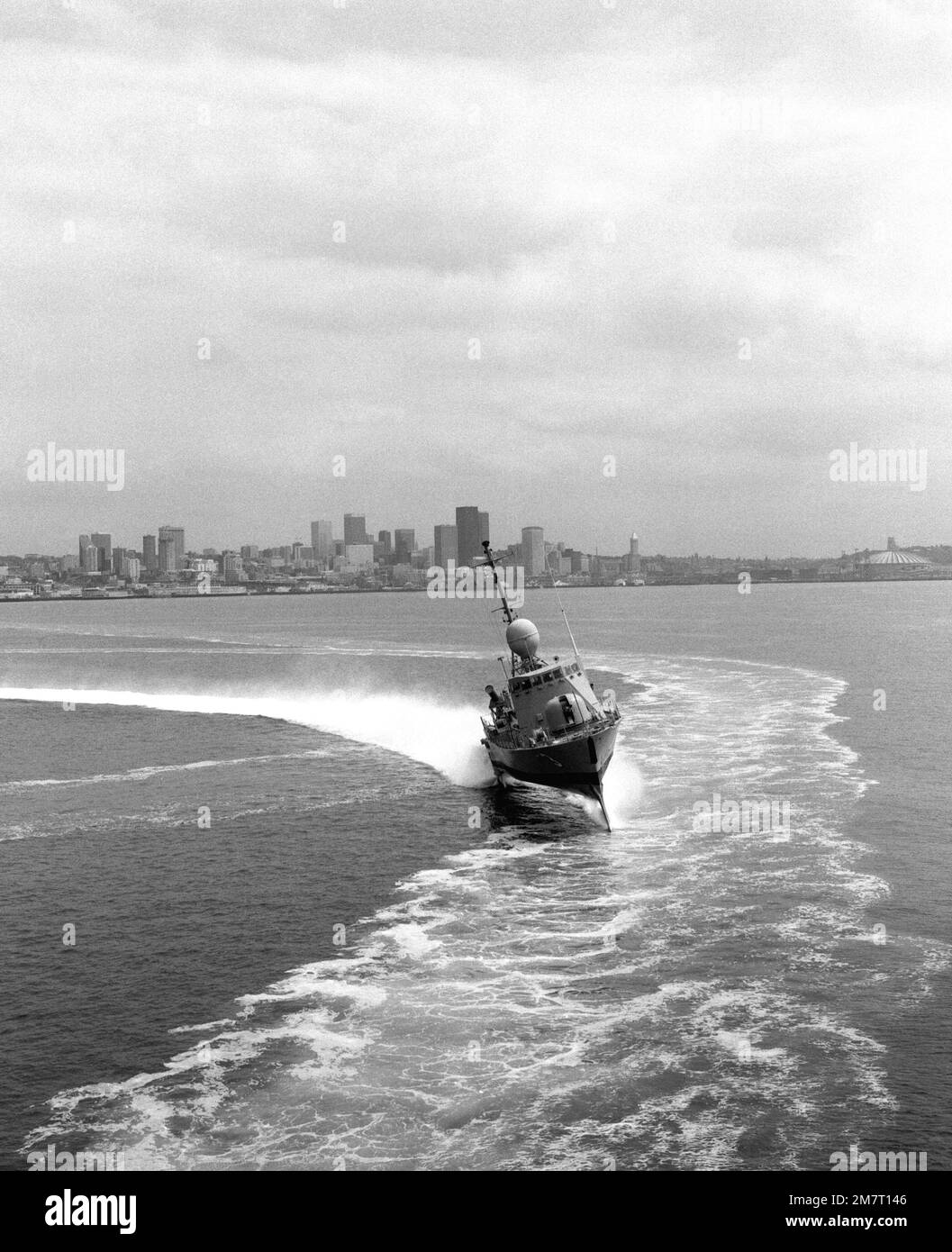 Luftbogenansicht des Patrouillenflugkörperschiffs TAURUS (PHM-3), das während der Schnelltests vor der Auslieferung im Einsatz ist. Basis: Elliott Bay Bundesstaat: Washington (WA) Land: Vereinigte Staaten von Amerika (USA) Stockfoto