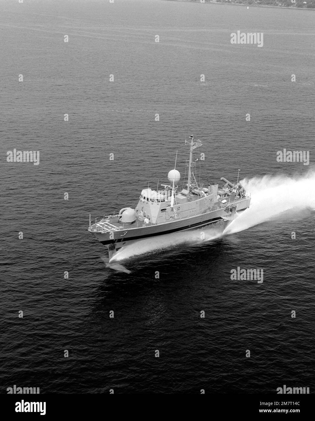Luftbeckenbogenansicht des Patrouillenflugkörperschiffs TAURUS (PHM-3), das während Schnelltests vor der Lieferung im Einsatz ist. Basis: Elliott Bay Bundesstaat: Washington (WA) Land: Vereinigte Staaten von Amerika (USA) Stockfoto